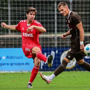 Norderstedts Moritz Frahm 2023 im Regionalliga-Duell mit St. Paulis Bennet Winter