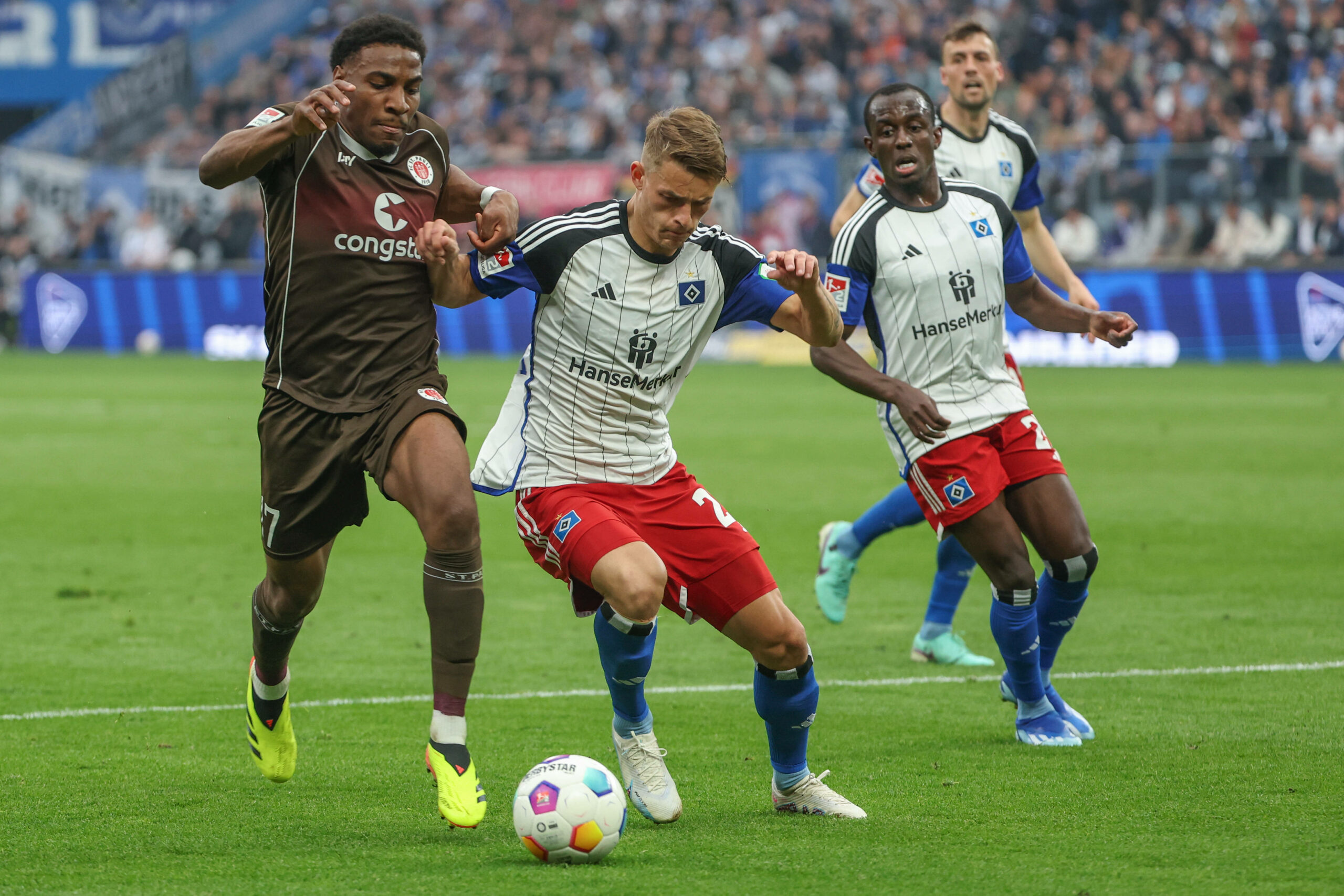 Oladapo Afolayan (l.) im Zweikampf mit Miro Muheim