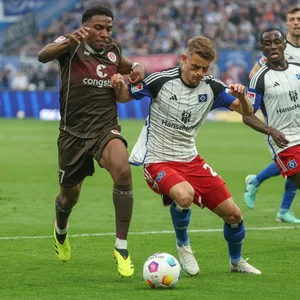 Oladapo Afolayan (l.) im Zweikampf mit Miro Muheim