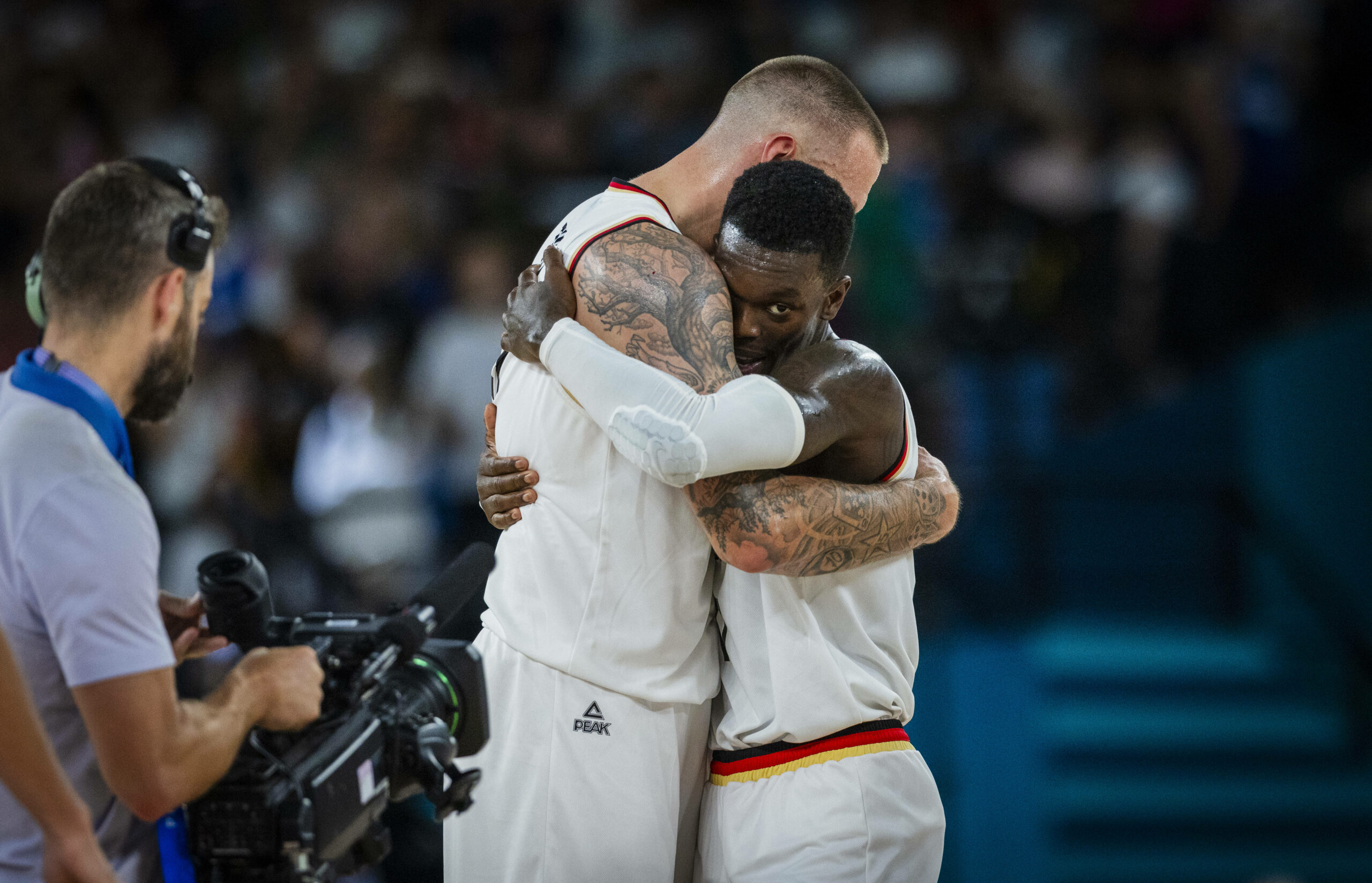Daniel Theis umarmt Dennis Schröder