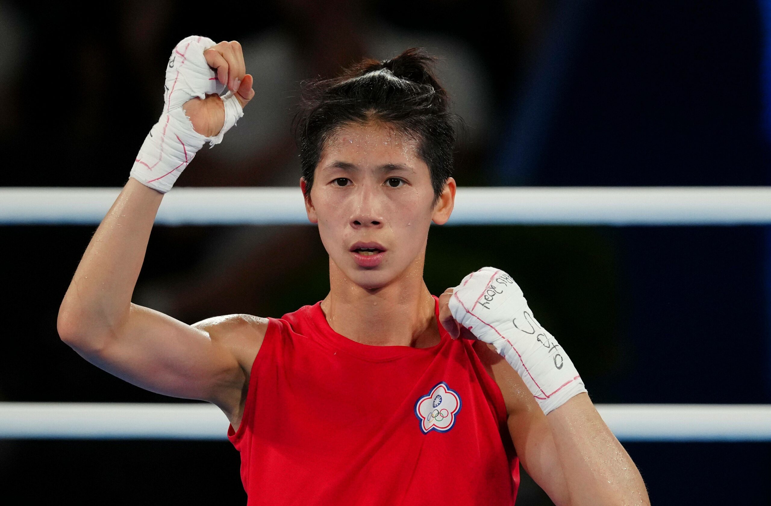 Lin Yuting hebt den rechten Arm