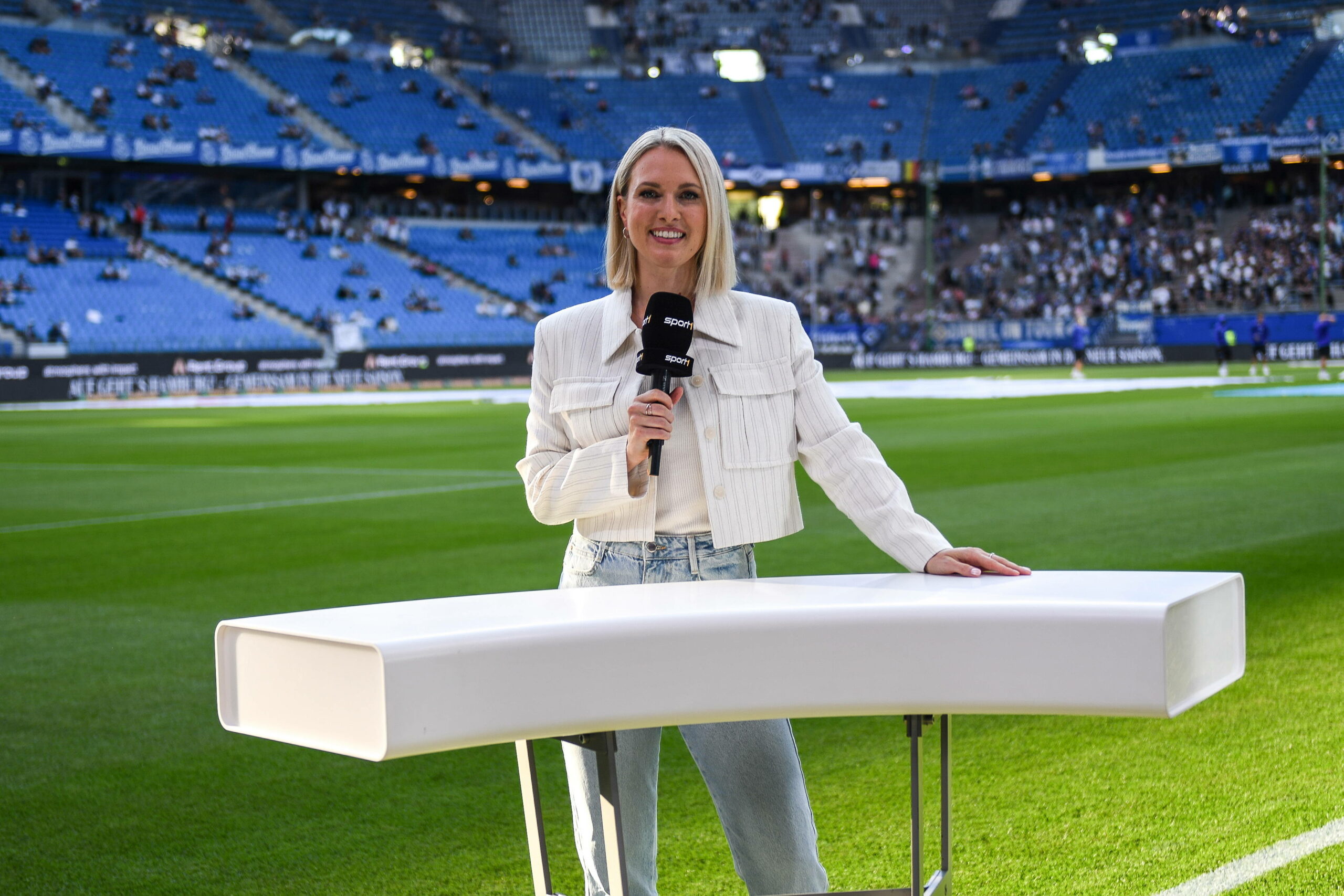 Ruth Hofmann im Volksparkstadion für Sport1