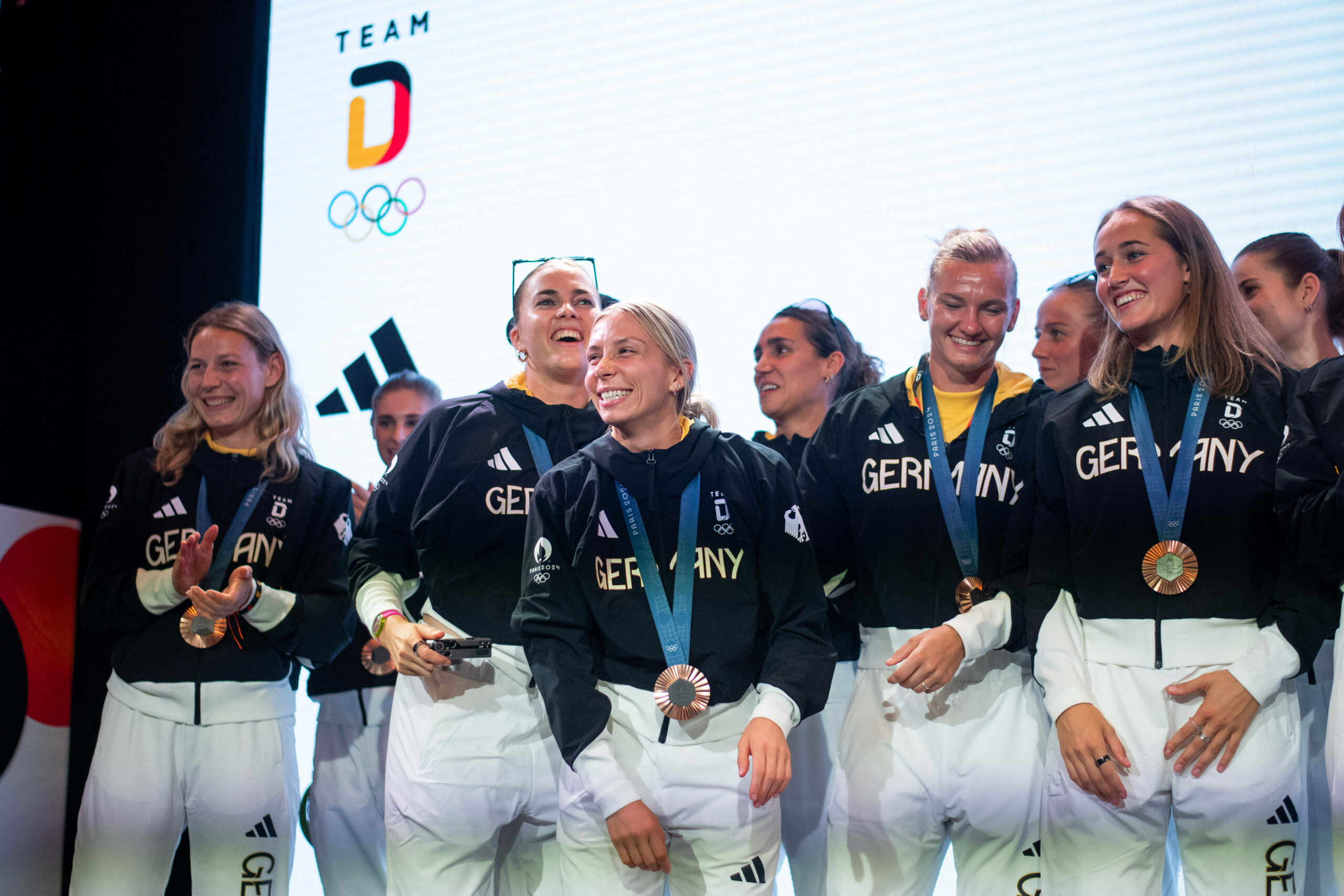 DFB-Frauen freuen sich auf einer Bühne