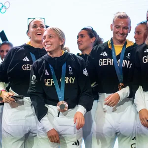 DFB-Frauen freuen sich auf einer Bühne