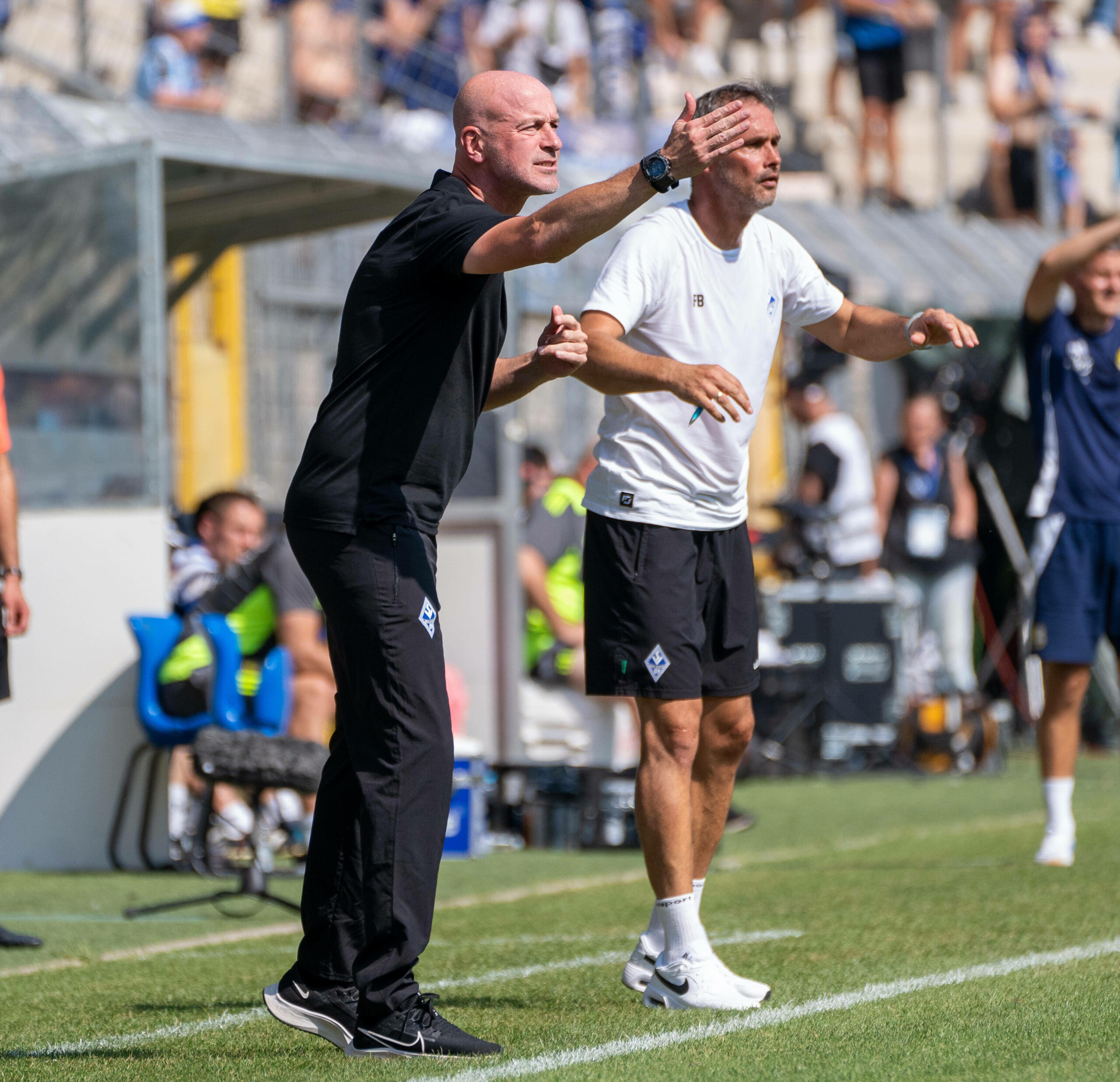 Marco Antwerpen und Frank Döpper schreien aufs Spielfeld