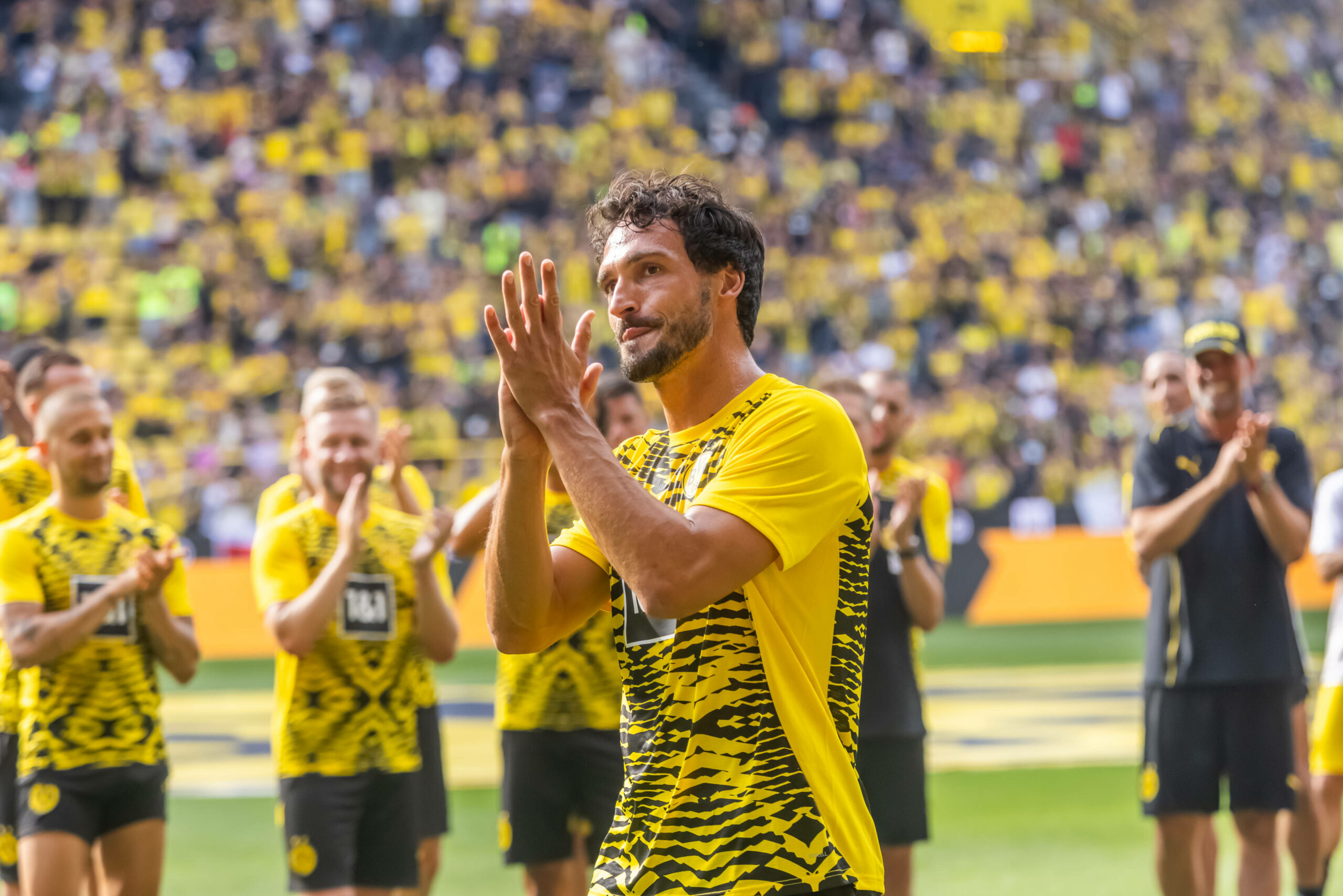 07.09.2024, Fussball, Saison 2024 2025, Abschiedsspiel von Lukasz Piszczek und Jakub Blaszczykowski, Mats Hummels (Borussia Dortmund) verabschiedet sich bei den Fans.