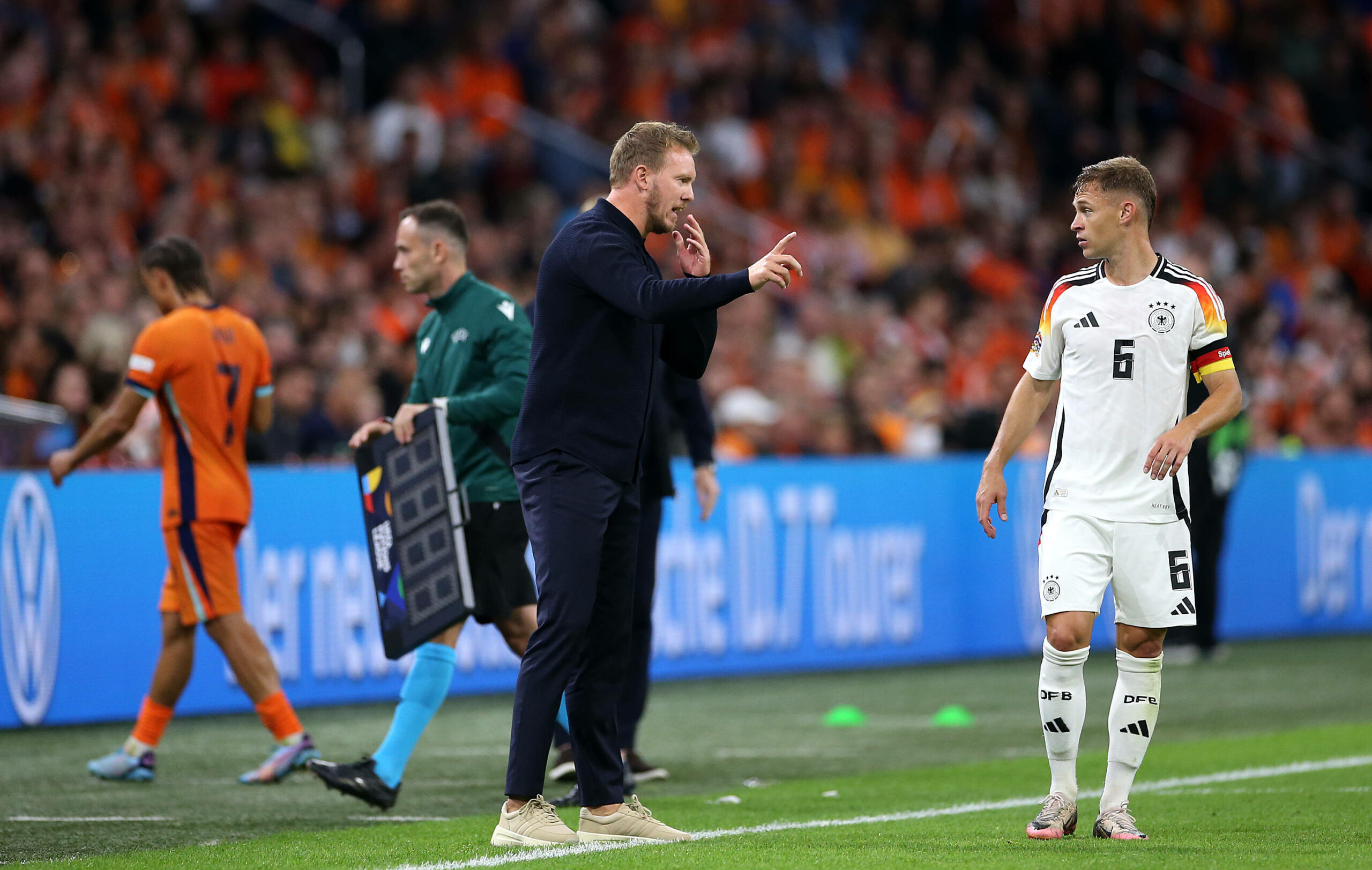 Julian Nagelsmann (l.) gibt seinem Kapitän Joshua Kimmich eine Anweisung