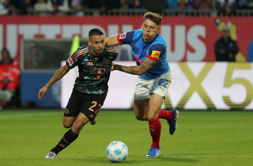 HSV-Mittelfeldmann Nicolai Remberg (r.) erzielte in der Vorsaison mit Holstein Kiel ein achtbares Resultat bei den Bayern (hier Raphael Guerreiro).