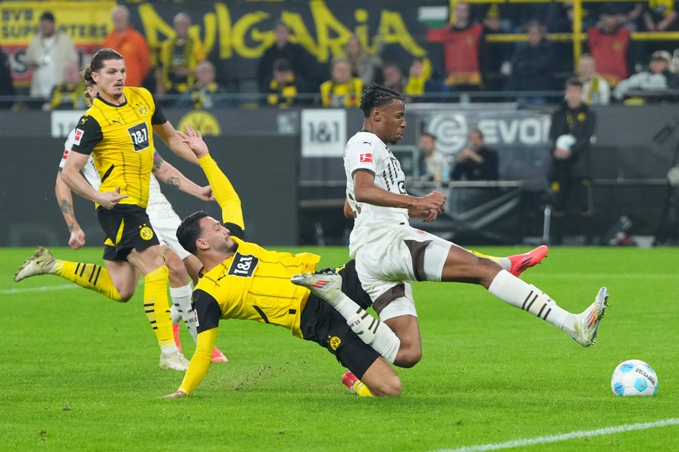 Umstrittene Hinspiel-Szene: Morgan Guilavogui trifft in Dortmund - doch das Tor zählt nicht.