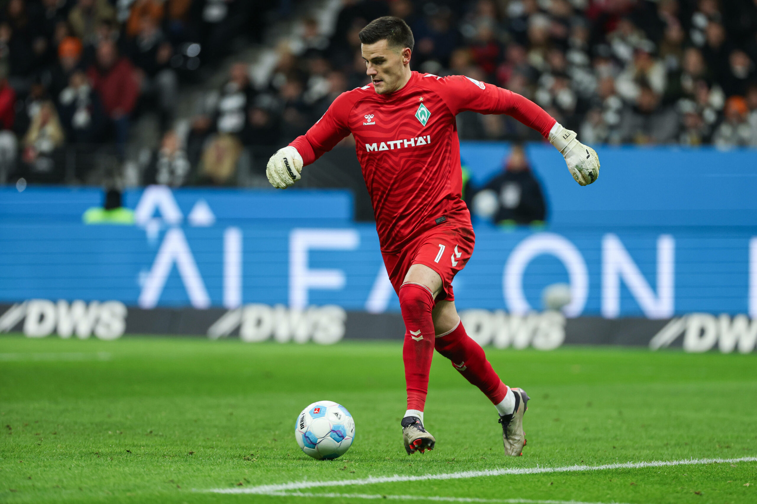 Michael Zetterer spielt den Ball