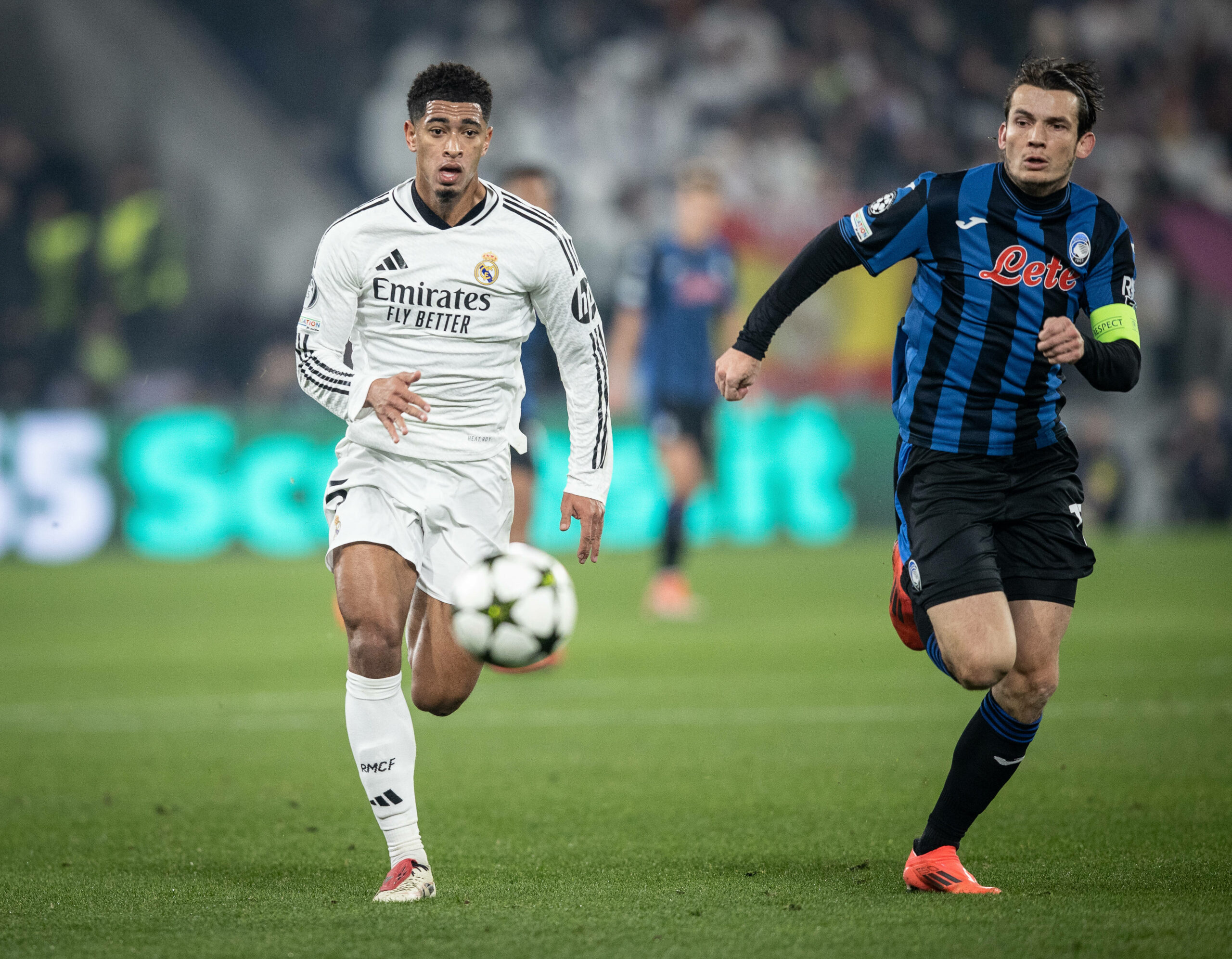 Jude Bellingham im Zweikampf mit Marten de Roon