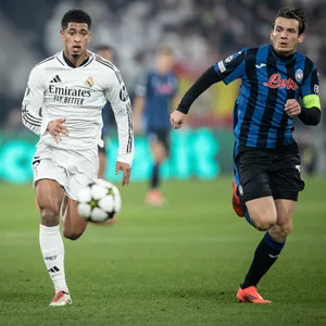 Jude Bellingham im Zweikampf mit Marten de Roon