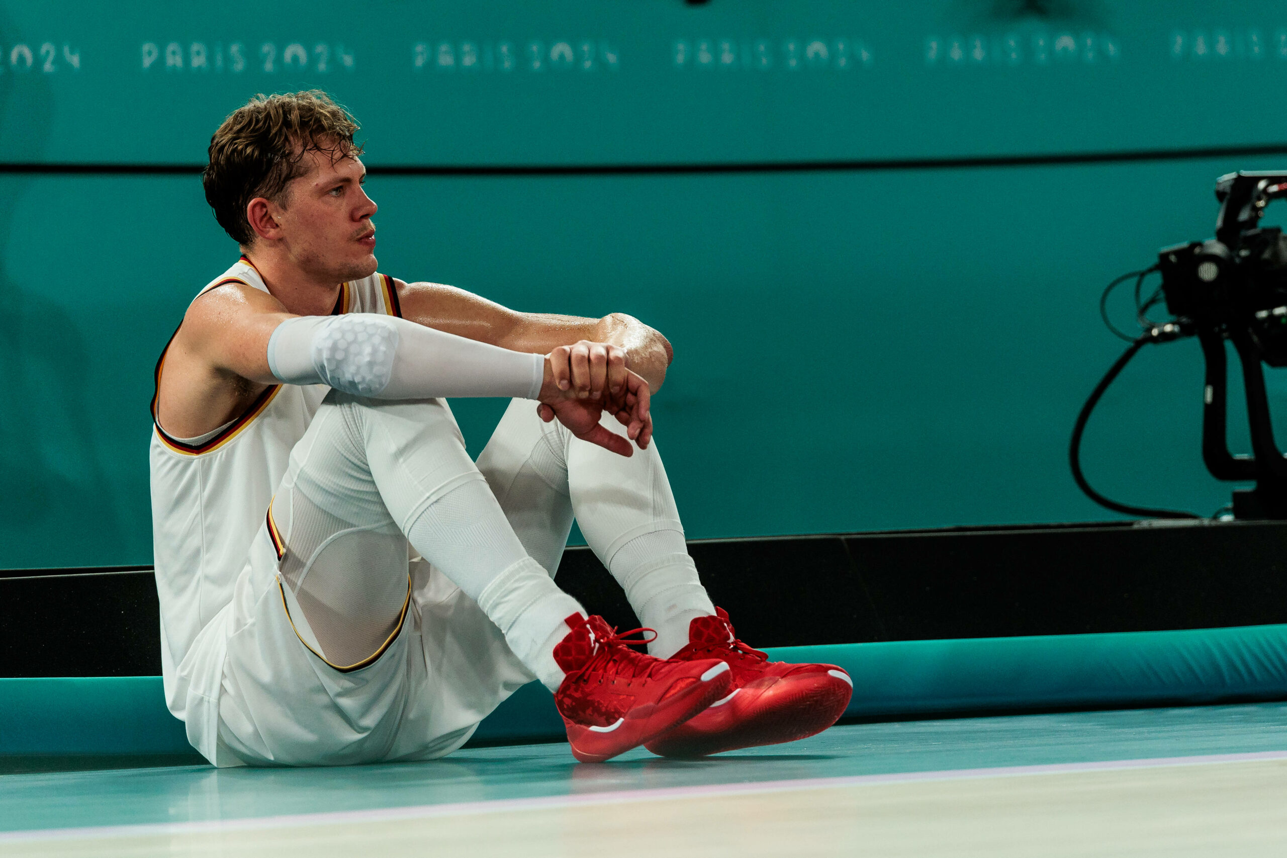 Moritz Wagner sitzt enttäuscht auf dem Boden