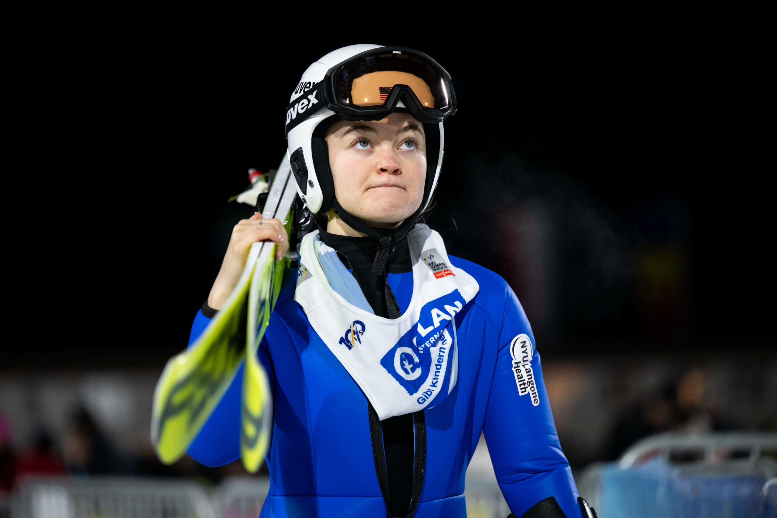 Paige Jones mit ihren Skiern