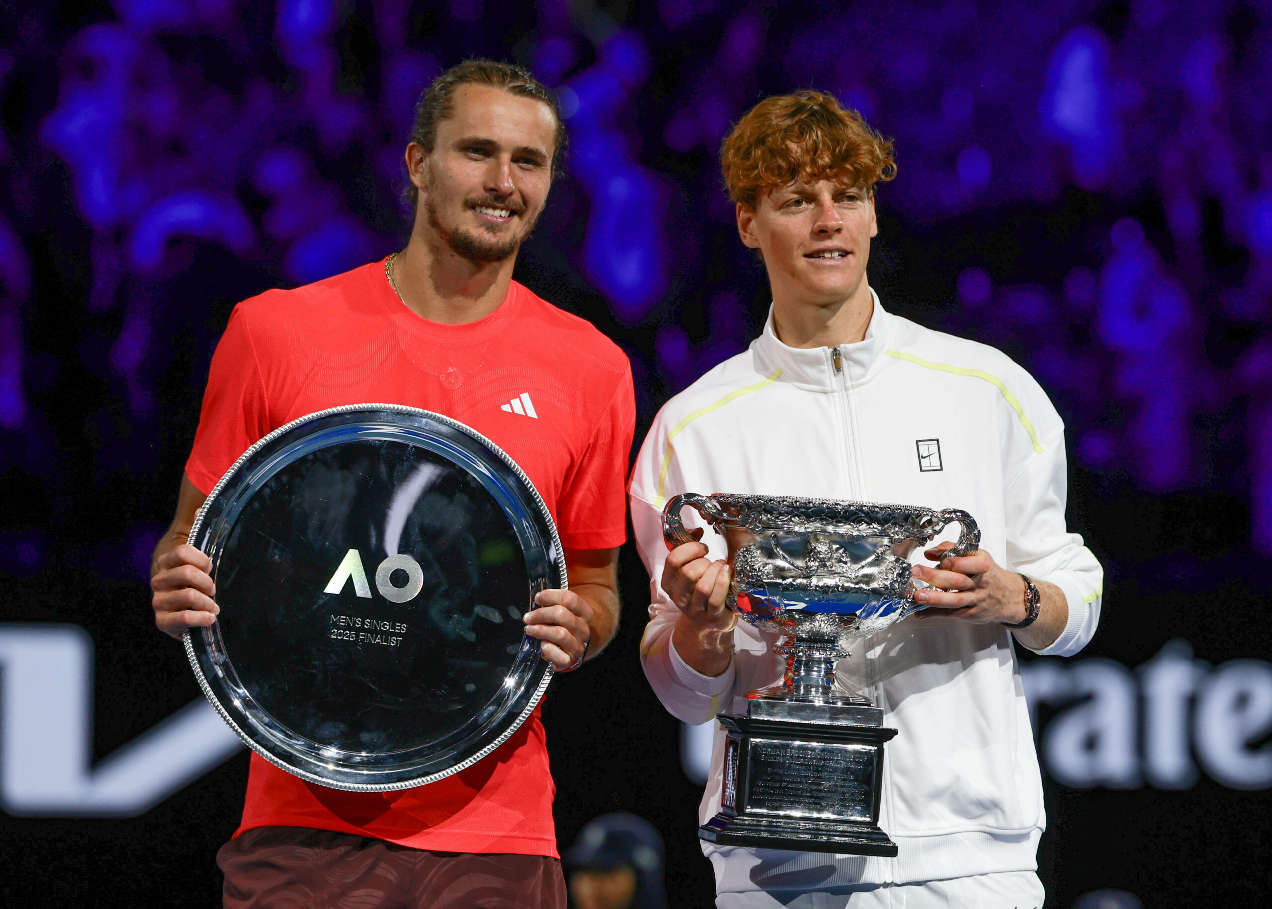 Alexander Zverev und Jannik Sinner posieren mit Pokalen