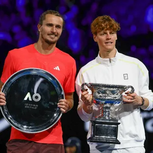 Alexander Zverev und Jannik Sinner posieren mit Pokalen