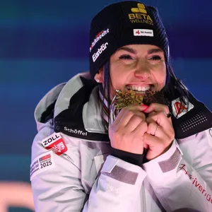 Stephanie Venier mit ihrer WM-Goldmedaille