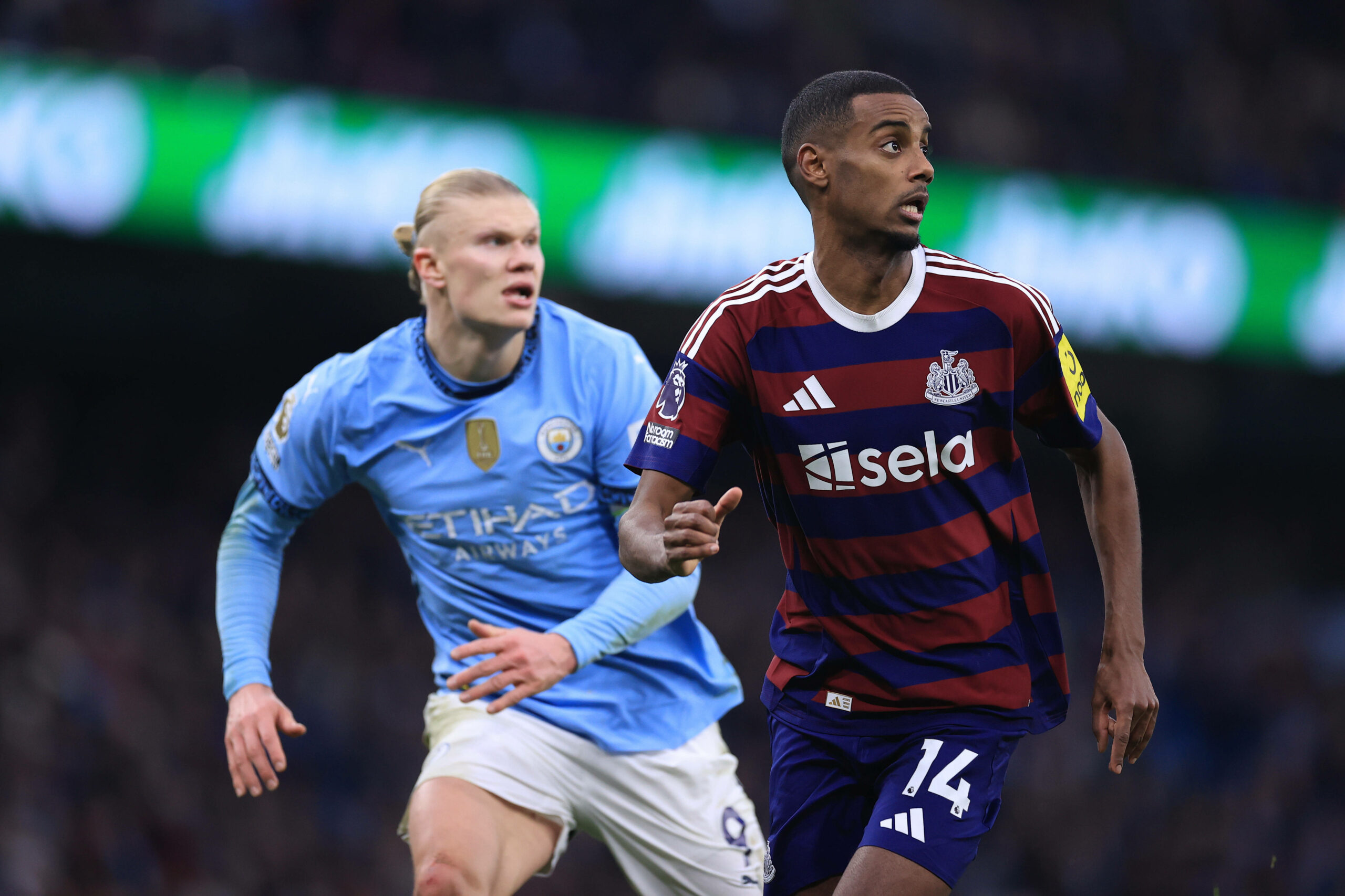 Alexander Isak im Duell mit Erling Haaland