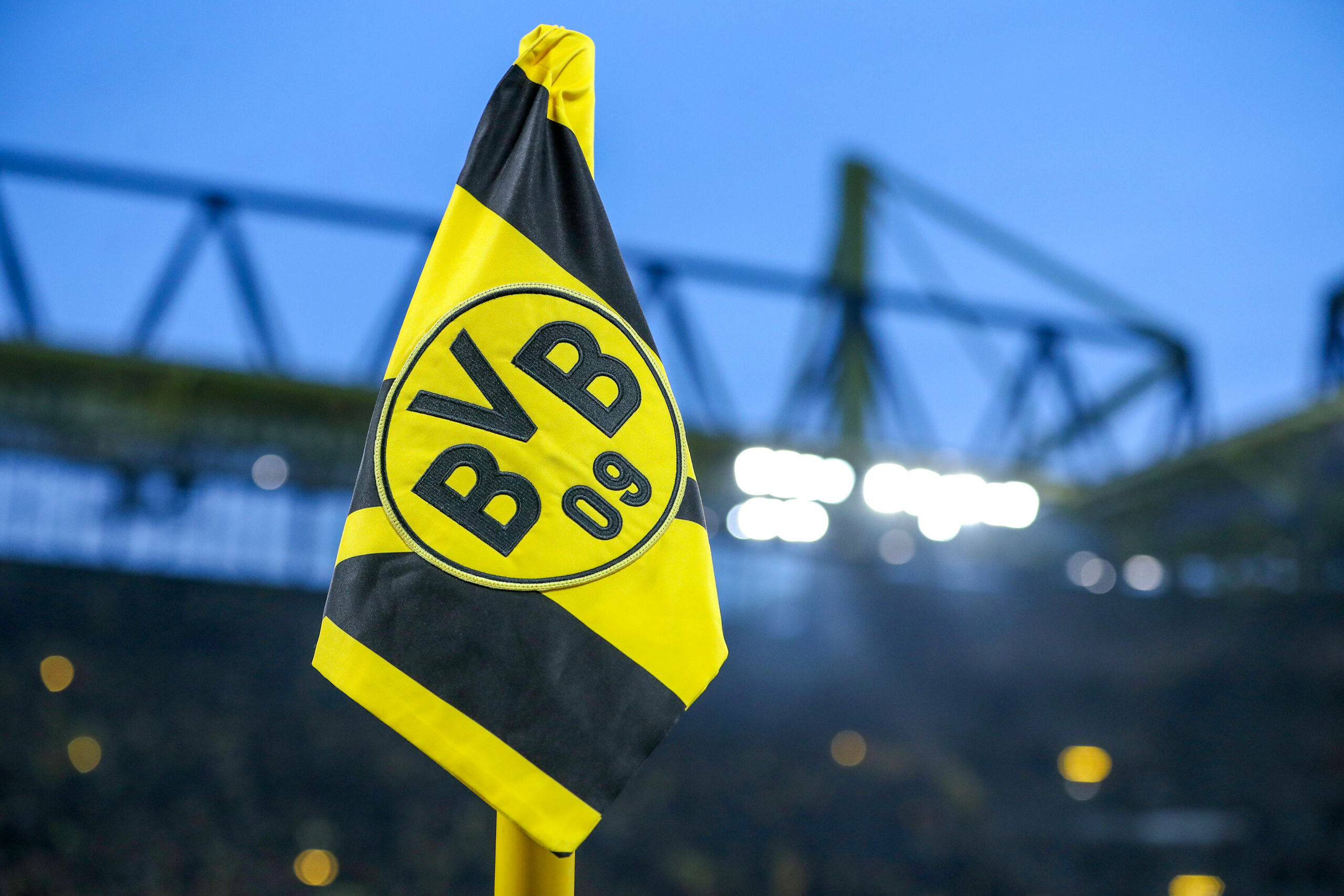 Das Wappen des BVB auf der Eckfahne im Signal-Iduna Park
