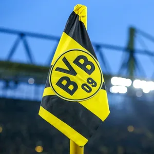 Das Wappen des BVB auf der Eckfahne im Signal-Iduna Park