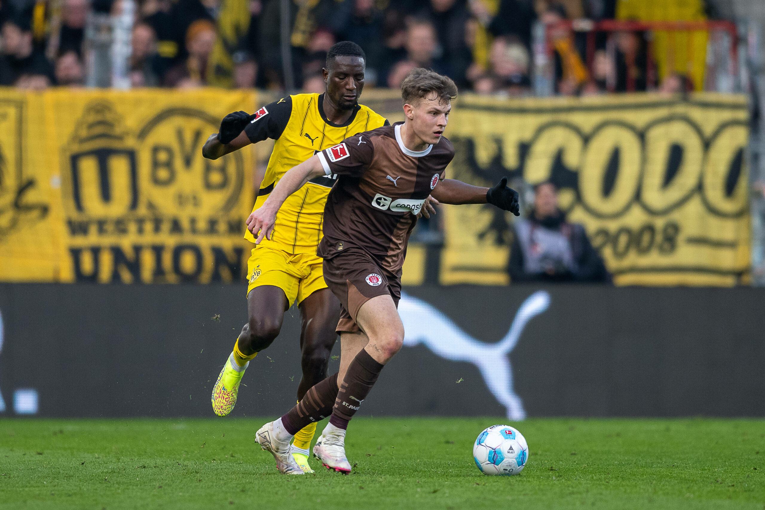Im März spielte David Nemeth am Millerntor gegen BVB-Topstürmer Serhou Guirassy. Nun muss ihn jemand ersetzen.