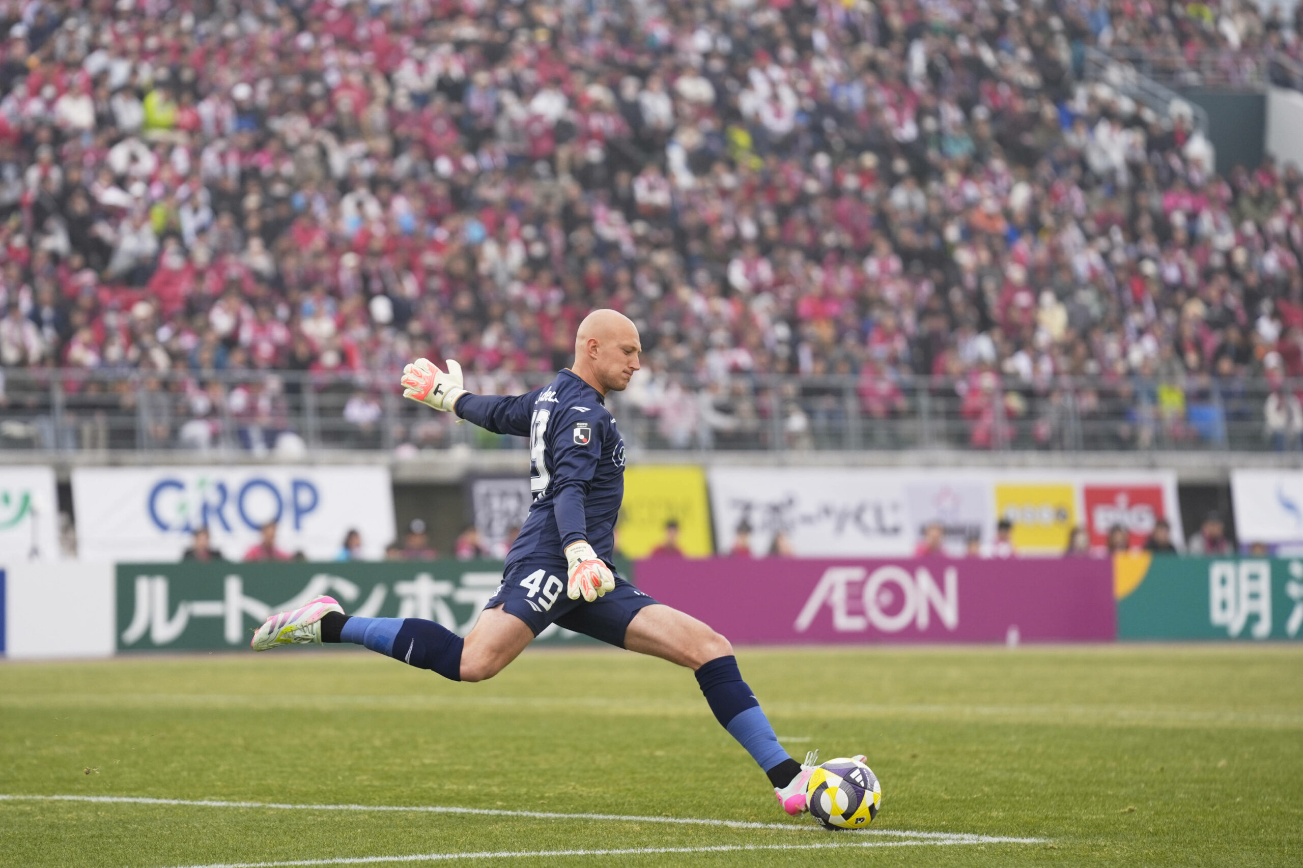 Svend Brodersen führt in Japan einen Abstoß aus