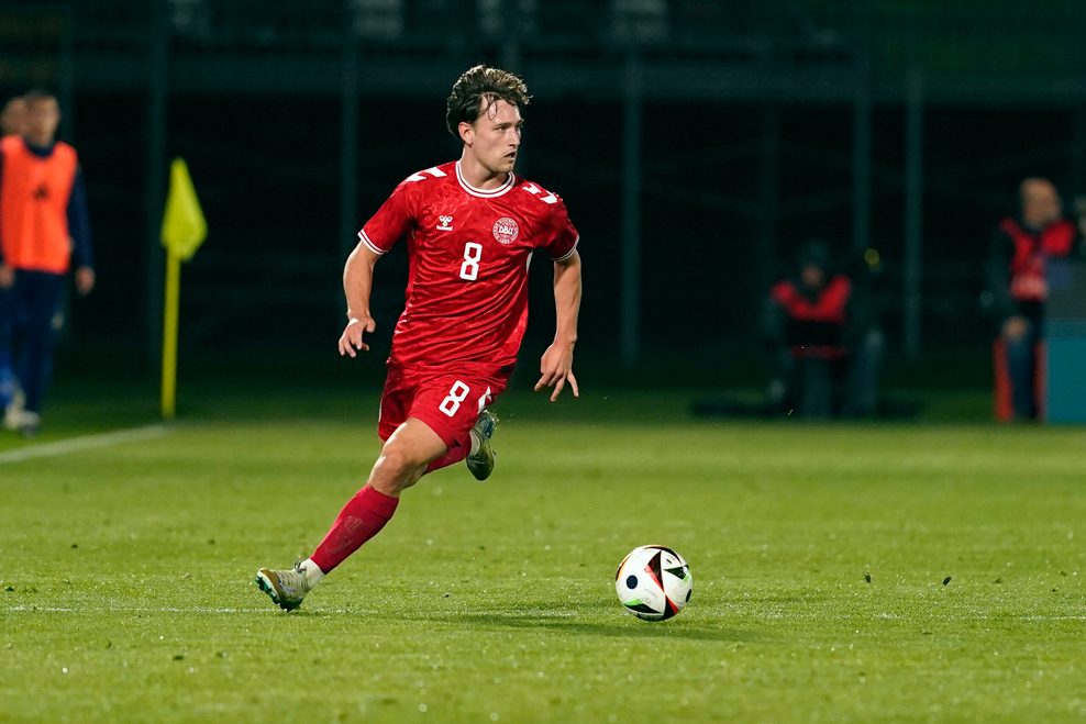 William Bøving im Dänemark-Trikot am Ball