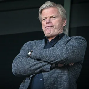 Oliver Kahn verschränkt die Armea