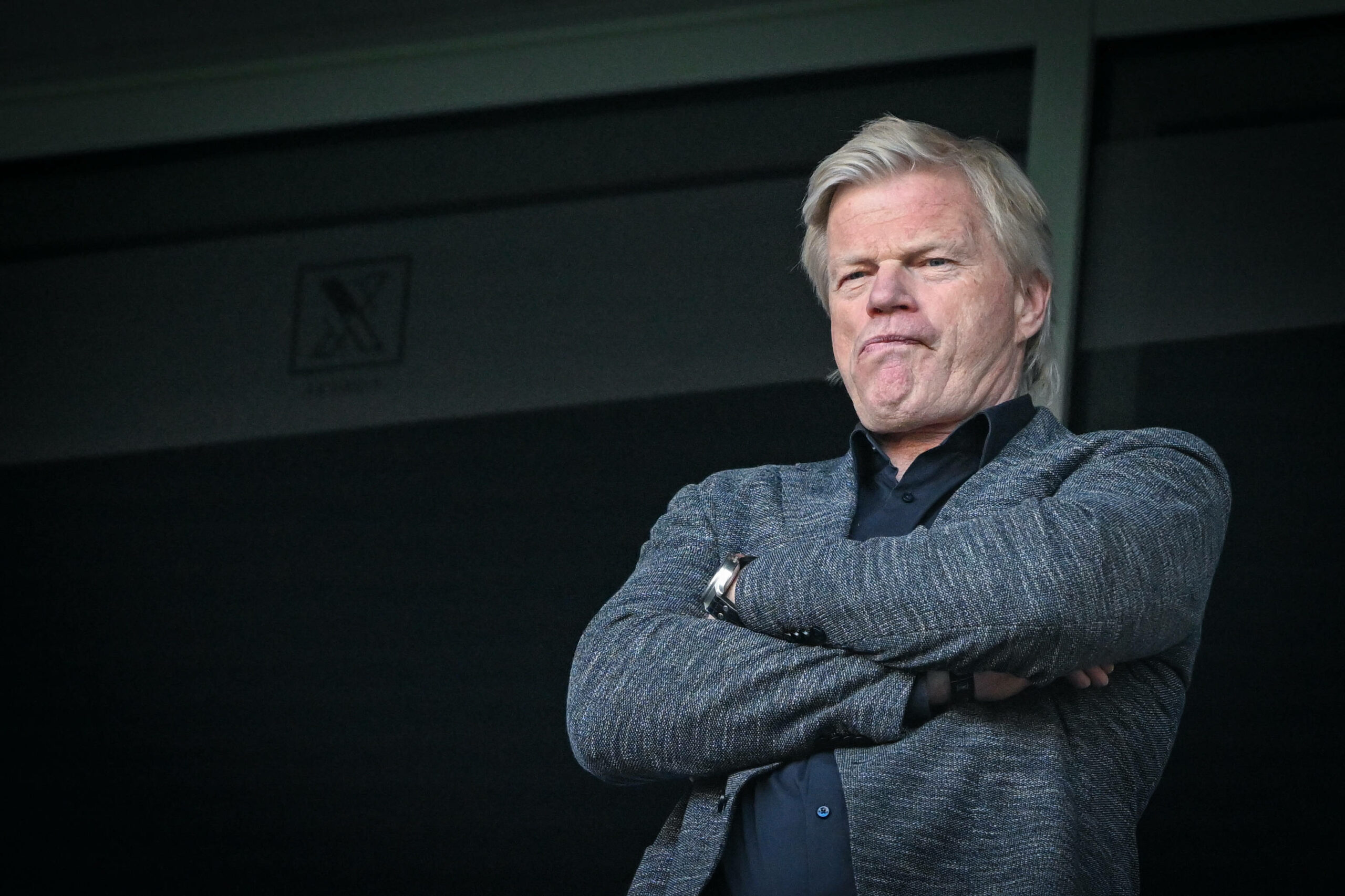 Oliver Kahn zähneknirschend auf der Tribüne in Karlsruhe