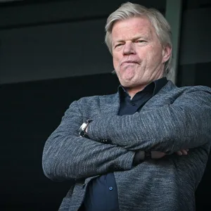 Oliver Kahn zähneknirschend auf der Tribüne in Karlsruhe