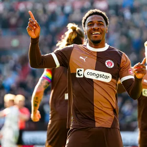 So jubelte Oladapo Afolayan über sein bislang letztes St. Pauli-Tor im April gegen Mönchengladbach.