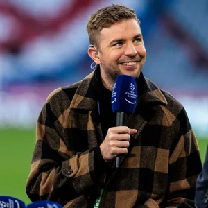 Christoph Kramer lächelt an einem TV-Mikrofon