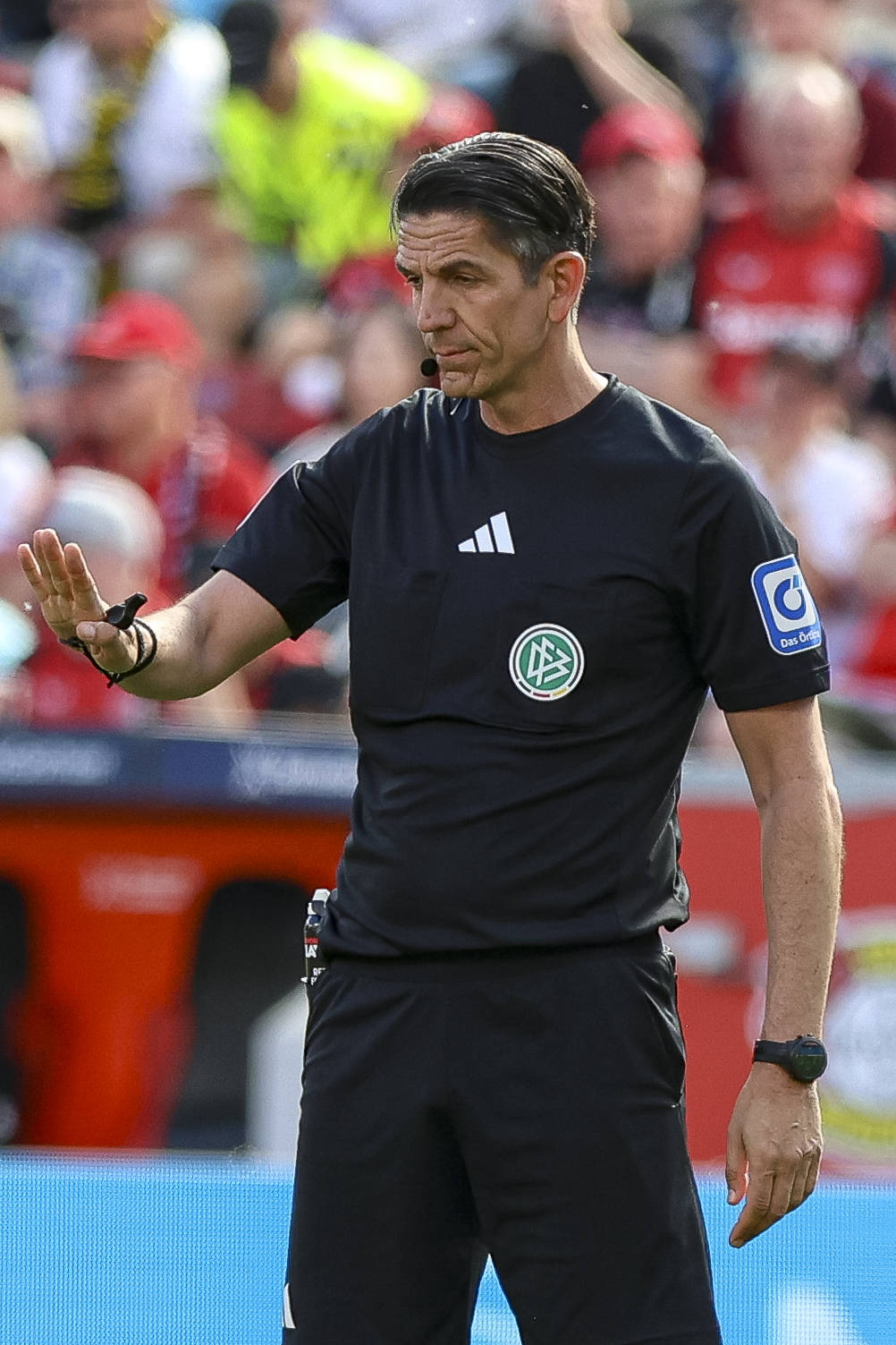 Schiedsrichter Deniz Aytekin gestikuliert, Gestik waehrend des Spiels der Bundesliga zwischen Bayer 04 Leverkusen vs Borussia Dortmund in der BayArena Leverkusen BayArena