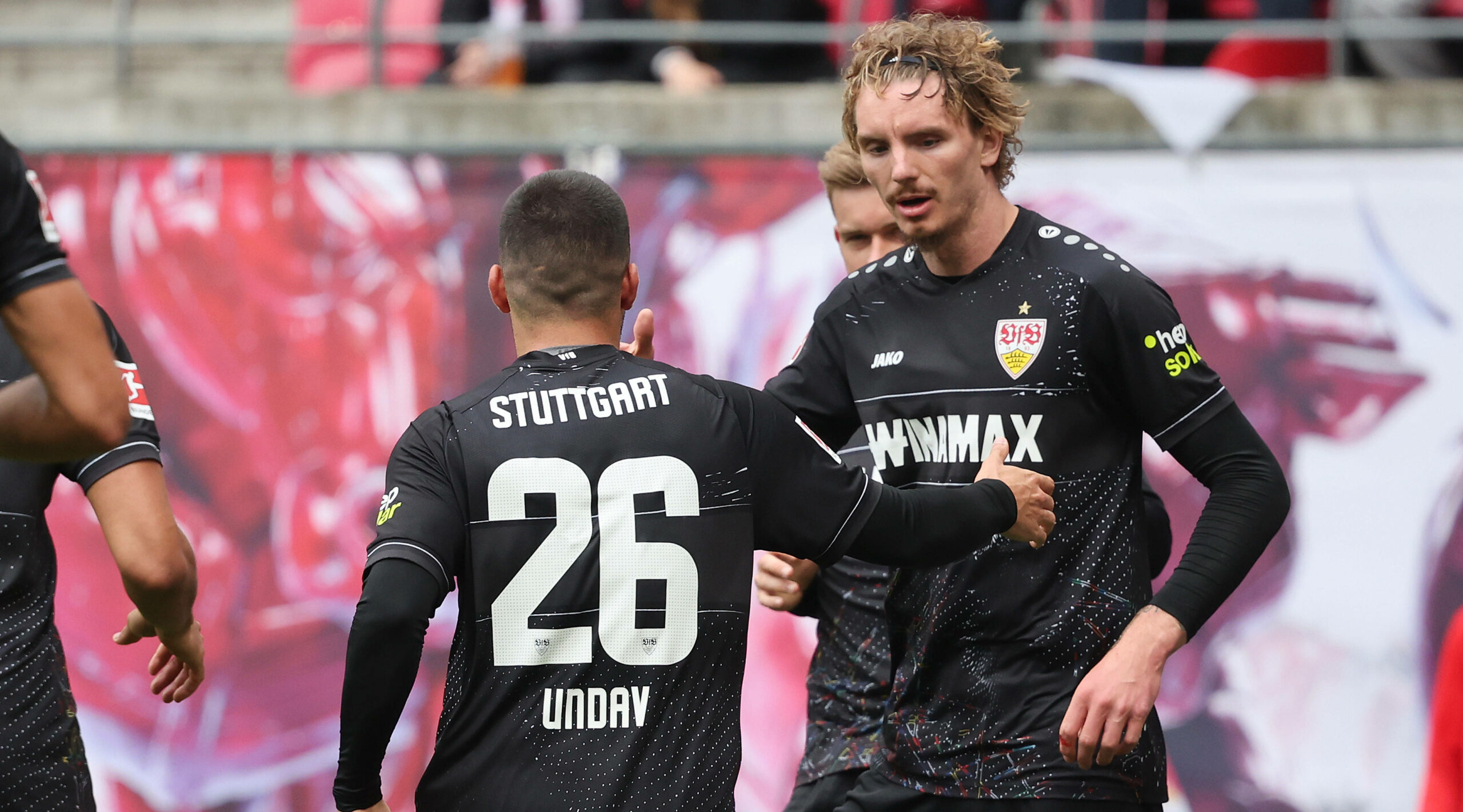 Deniz Undav klatscht mit Nick Woltemade ab.