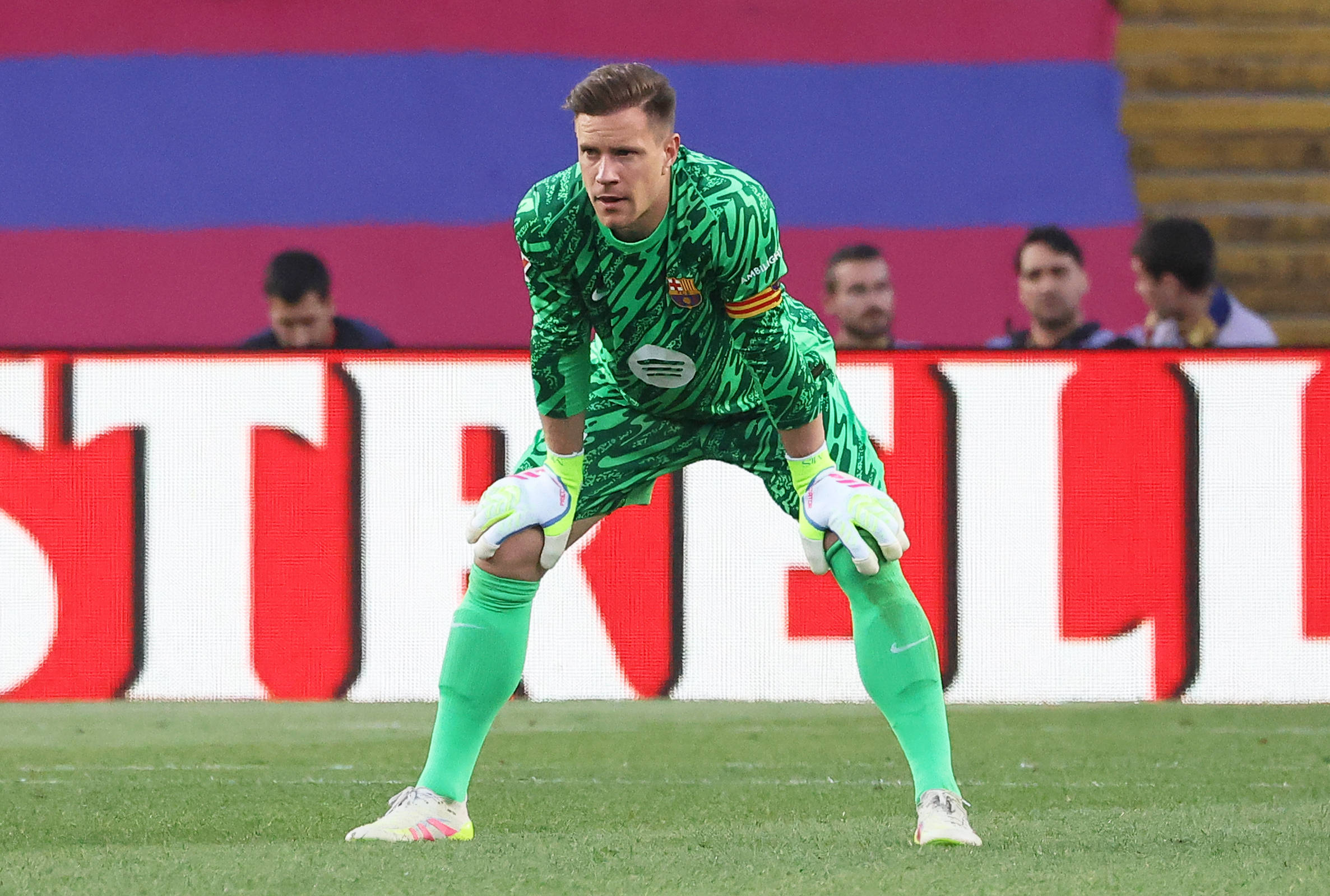 Marc-André ter Stegen stützt sich auf seinen Knien ab.