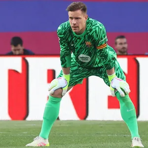 Marc-André ter Stegen stützt sich auf seinen Knien ab.