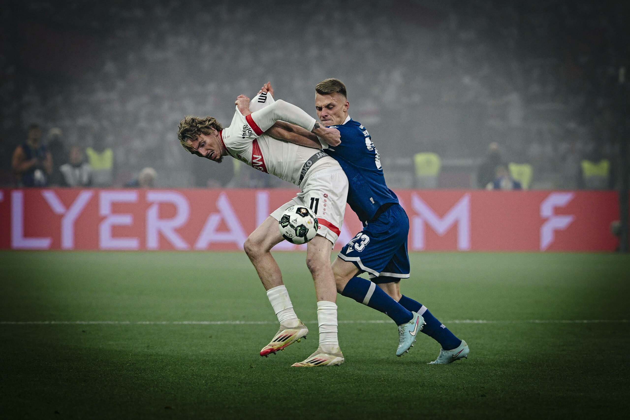 Nick Woltemade (l.) im Zweikampf mit Bielefelds Leon Schneider