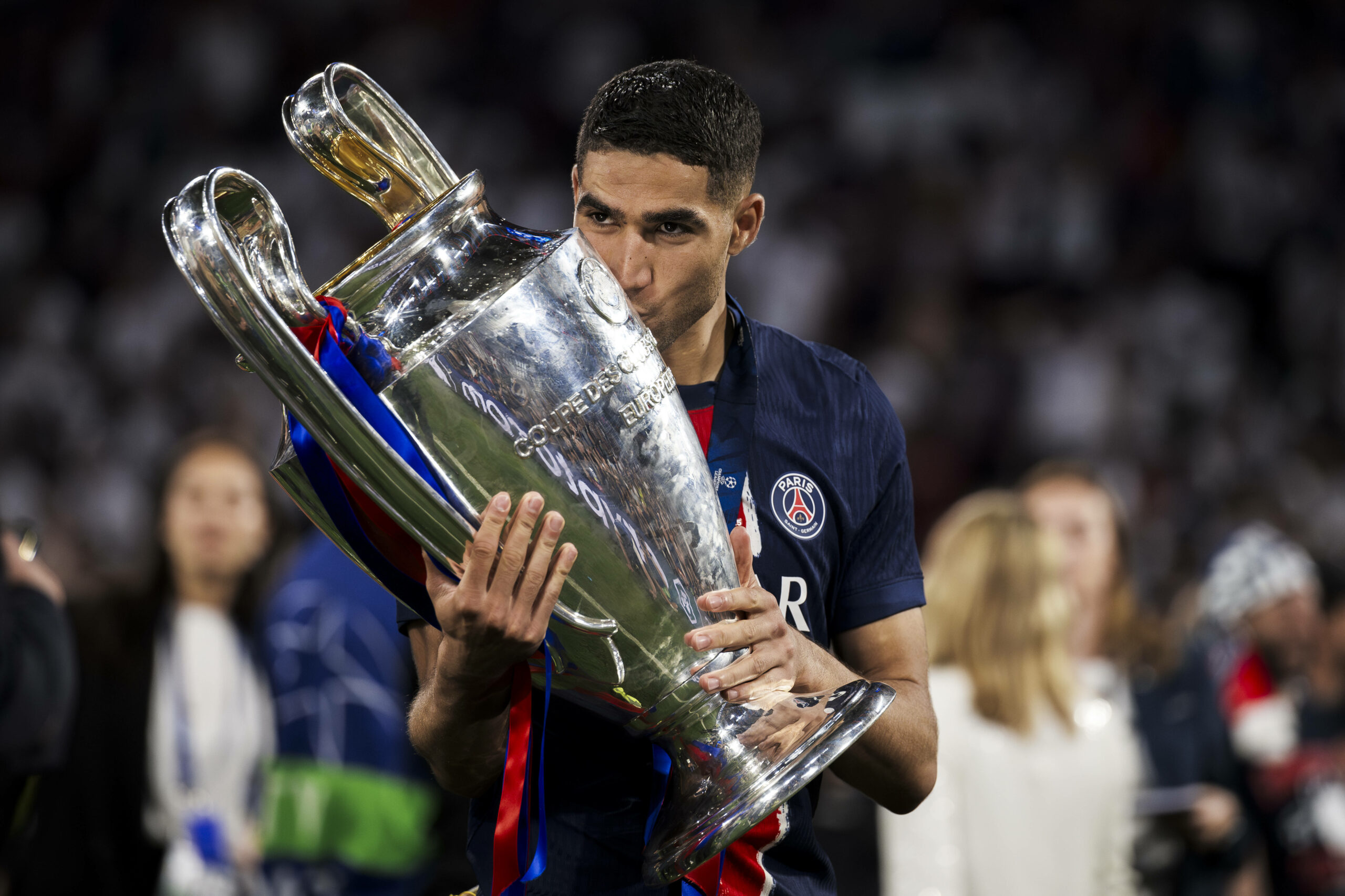 Achraf Hakimi küsst den Champions-League-Pokal