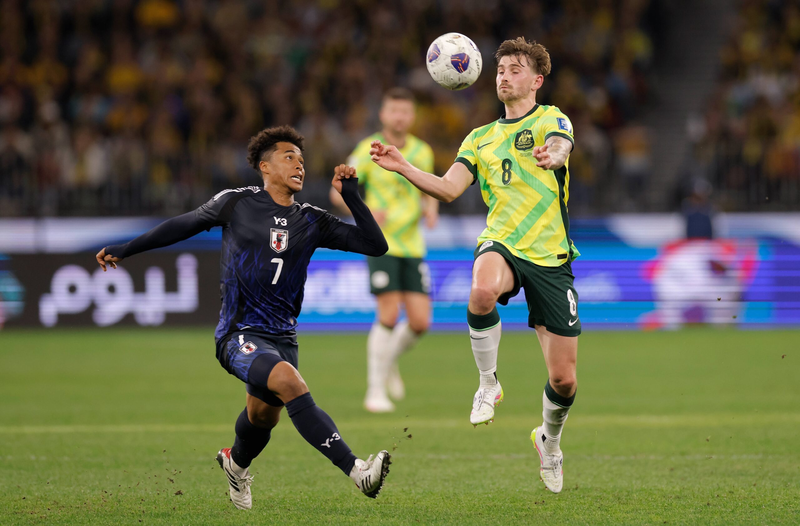Joel Chima Fujita mit Japan gegen Connor Metcalfe im Dress von Australien