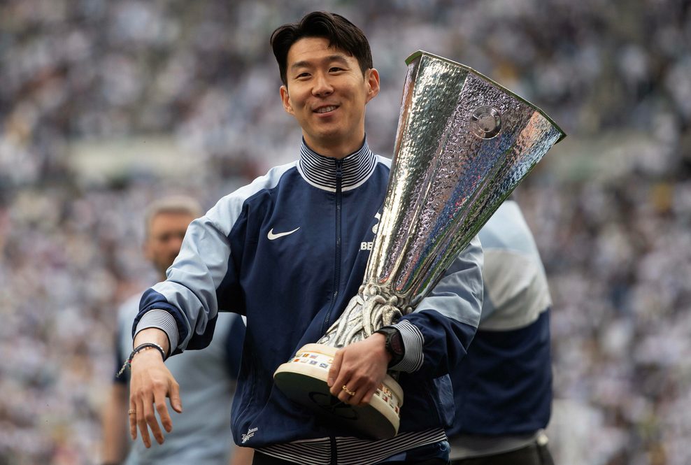 Heung-min Son mit der Europa-League-Trophäe