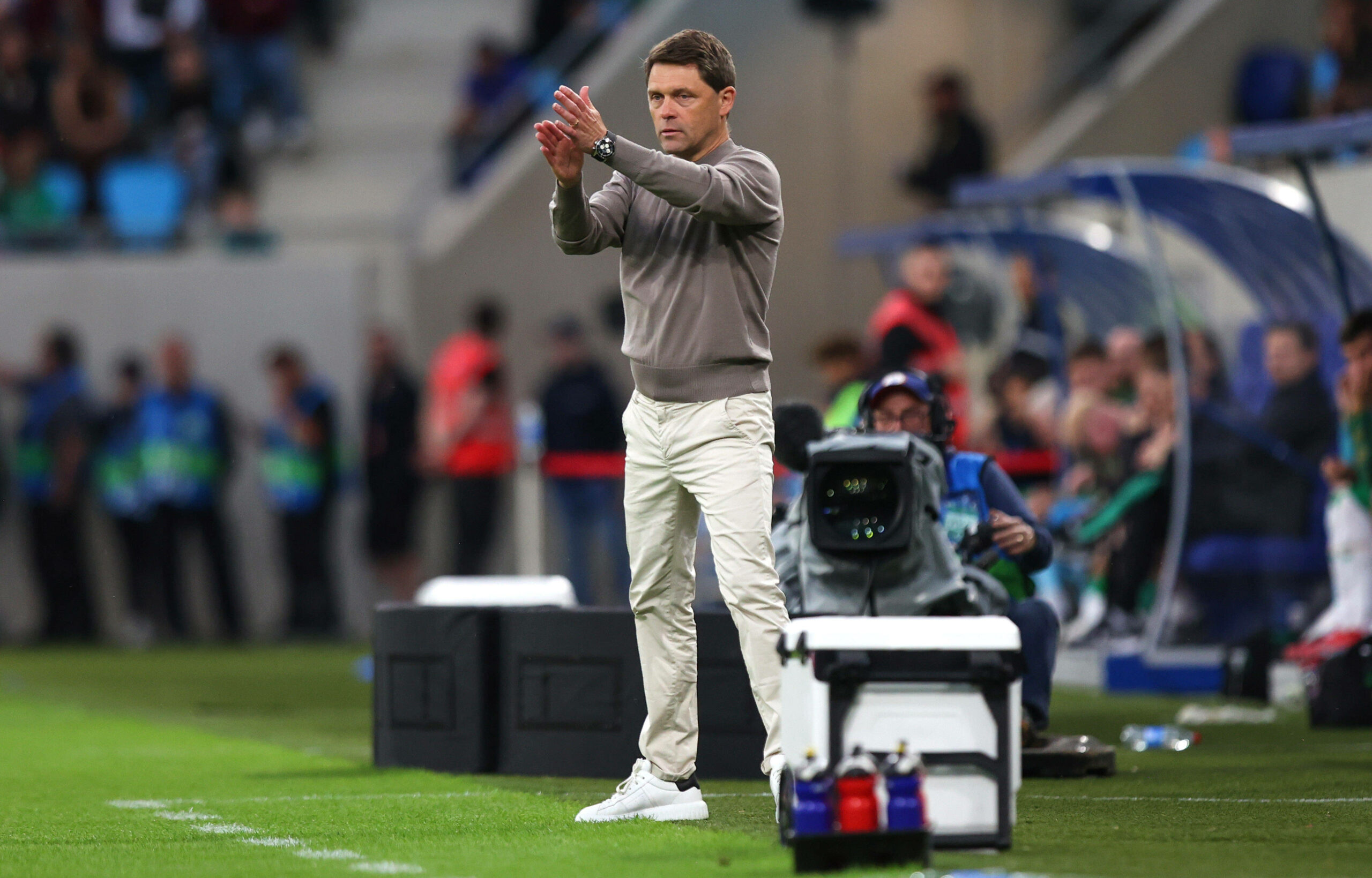 Luc Holtz coacht an der Seitenlinie.