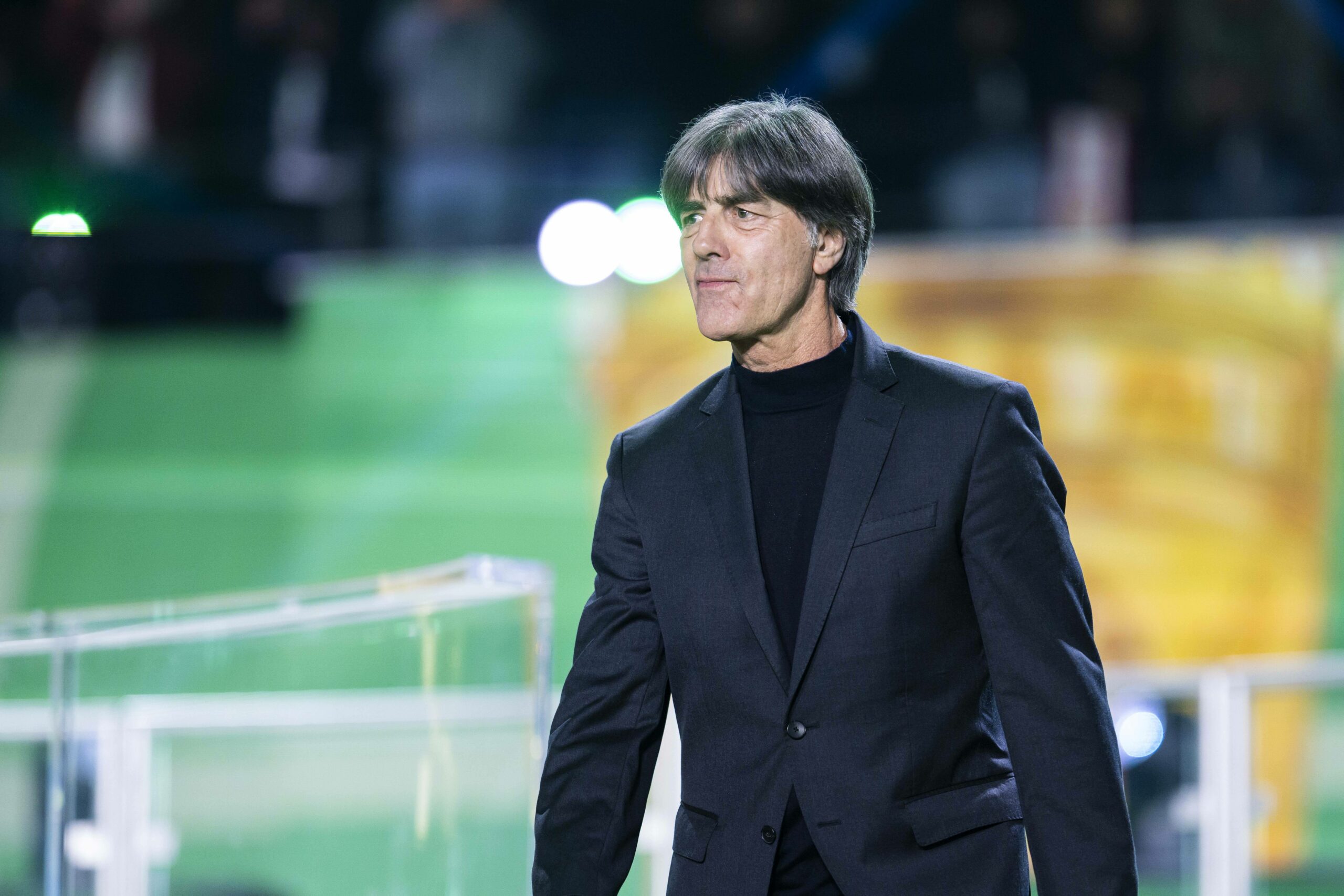 Joachim Löw im Anzug beim Pokalfinale in Berlin.