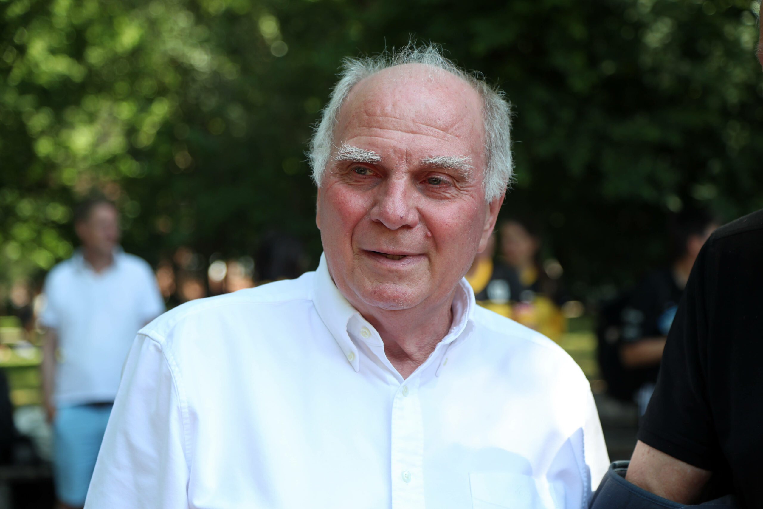 Uli Hoeneß lächelt bei einer Veranstaltung.