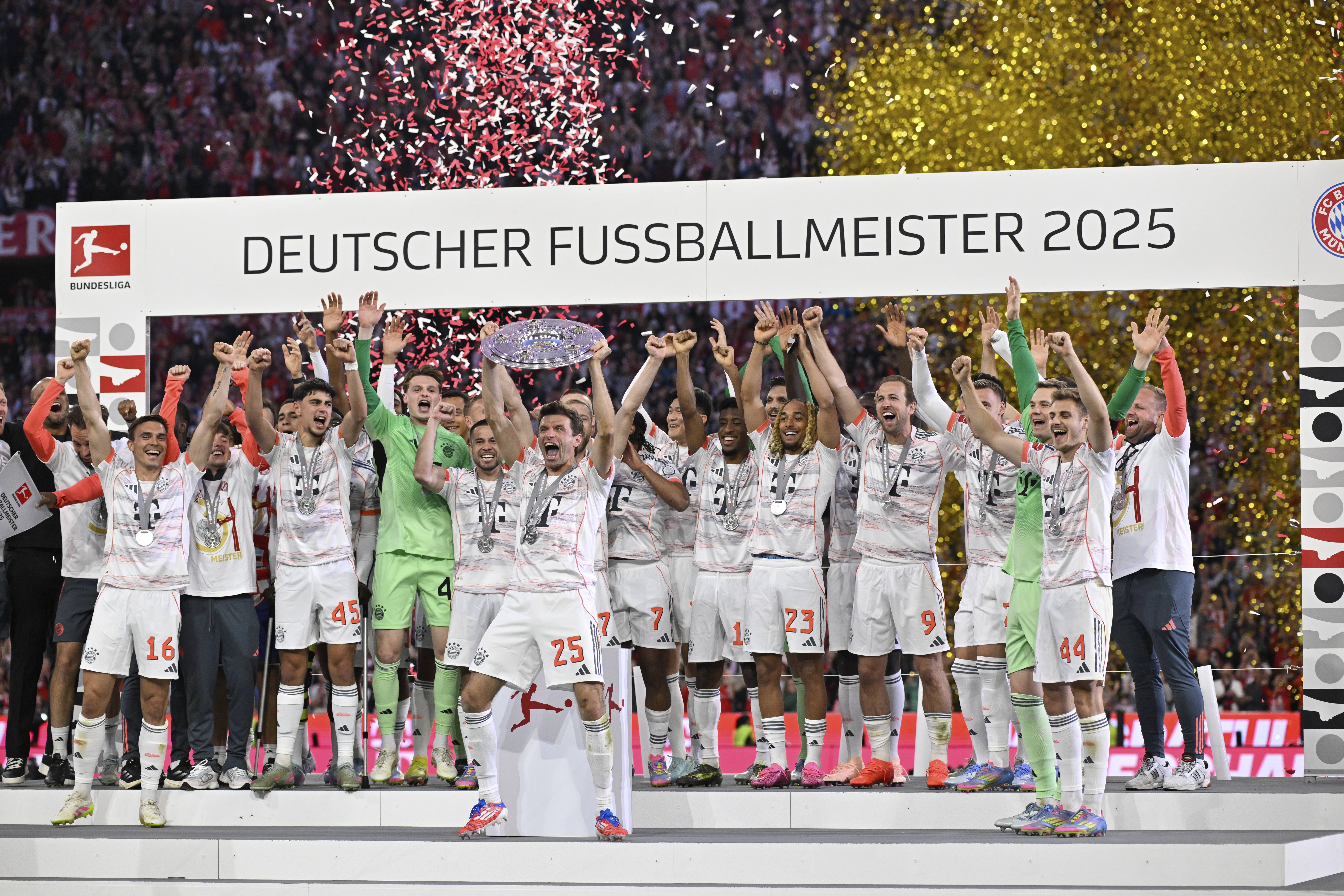 Thomas Müller hält die Meisterschale hoch
