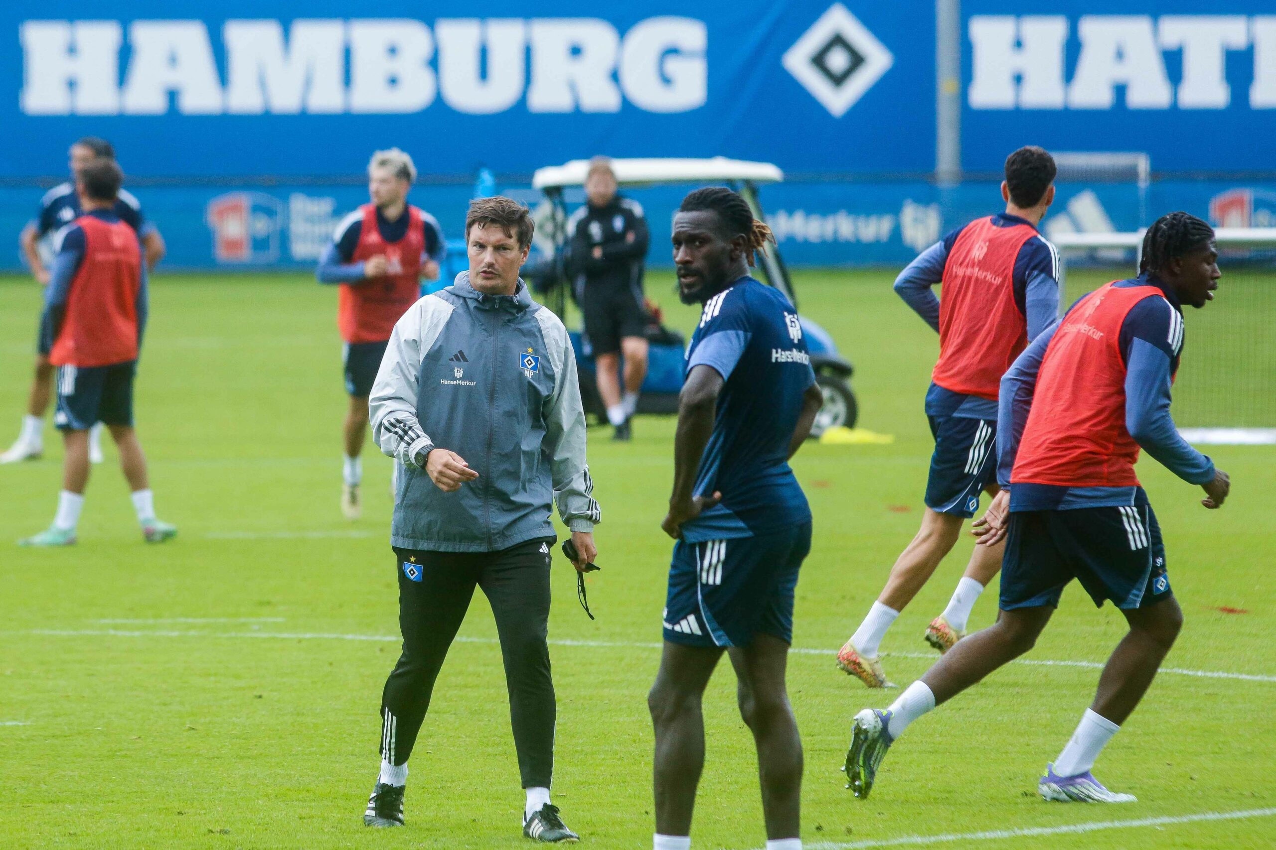 Merlin Polzin und Bakery Jatta im HSV-Training nebeneinander
