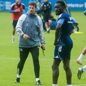 Merlin Polzin und Bakery Jatta im HSV-Training nebeneinander