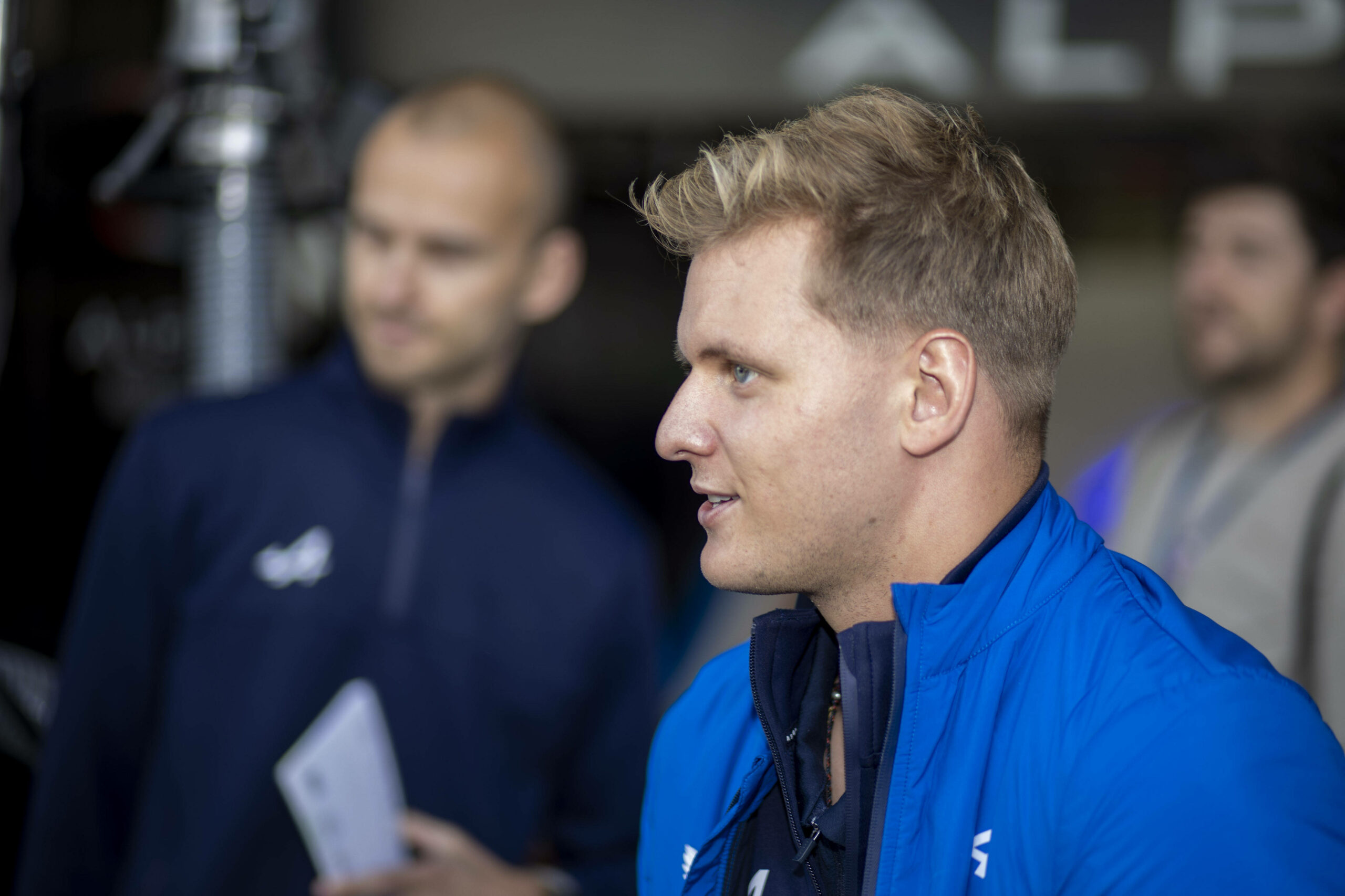 Mick Schumacher schaut zur Seite.