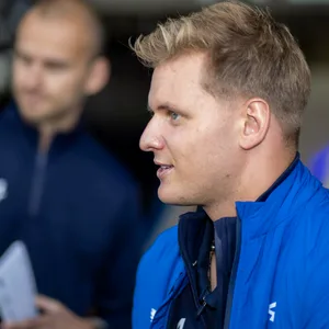 Mick Schumacher schaut zur Seite.