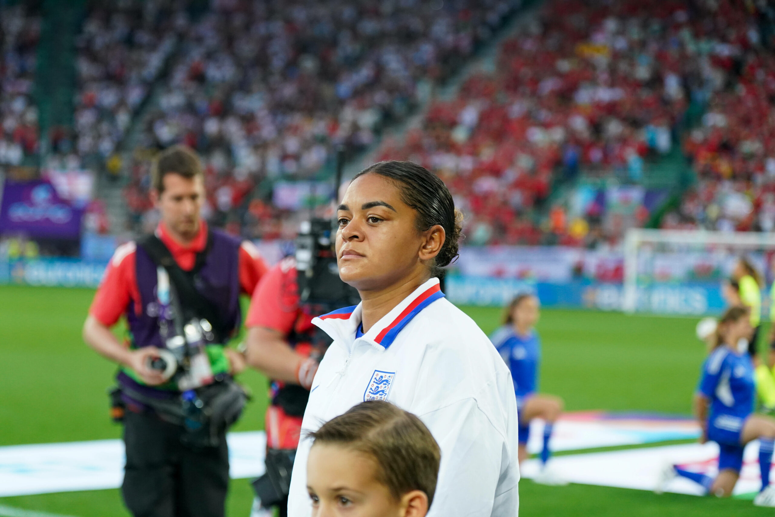Jess Carter beim Einlaufen ins Stadion