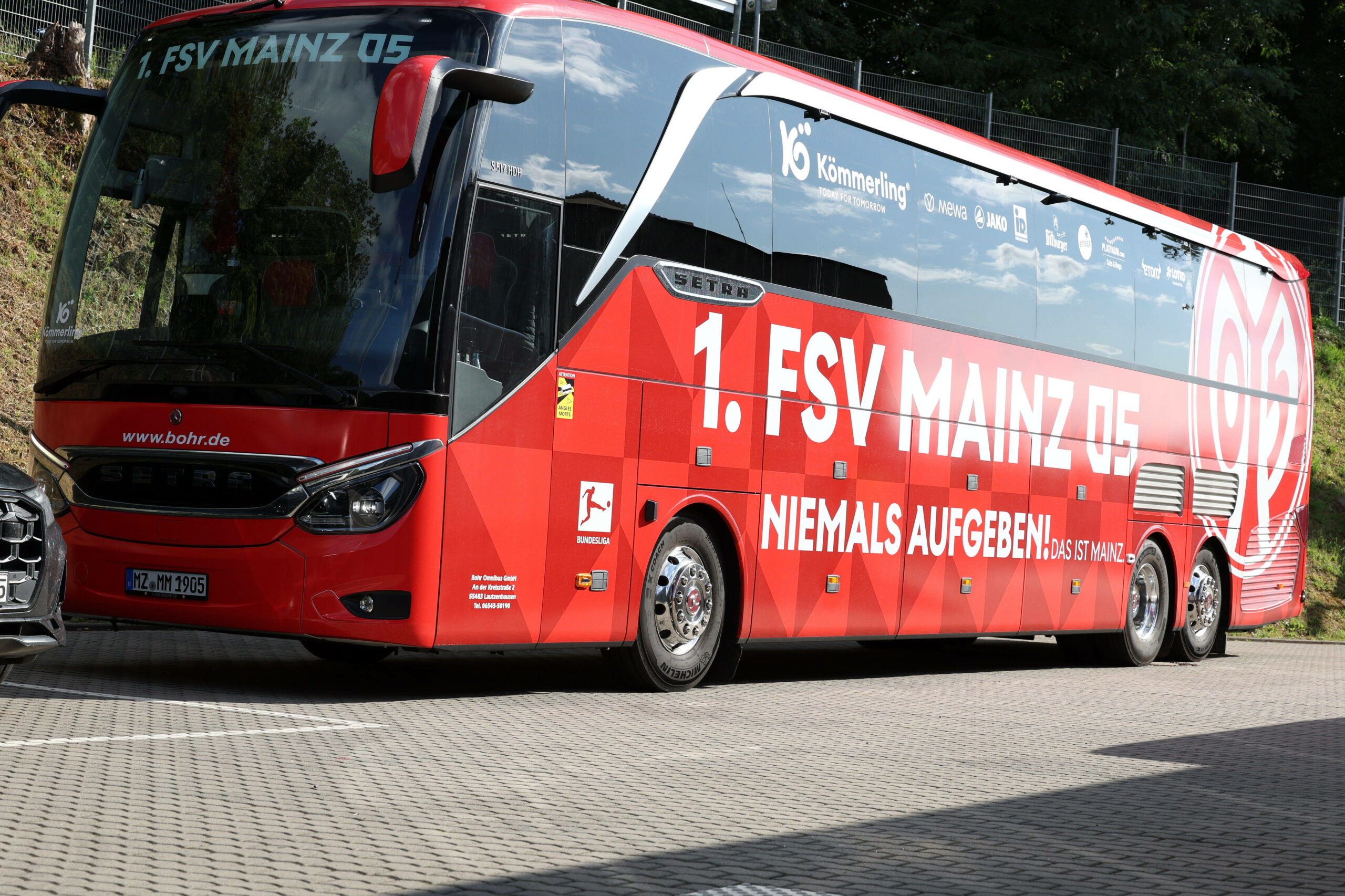 Der Mannschaftsbus der Mainzer